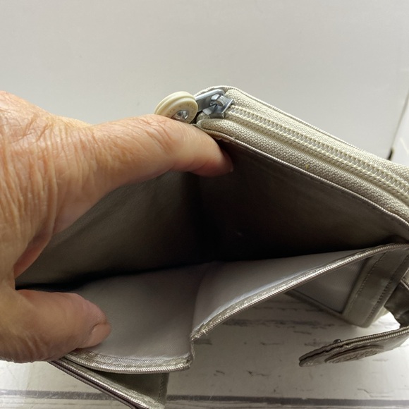 Like New Kipling snap and zip wallet in a metallic light gold? - Picture 4 of 8